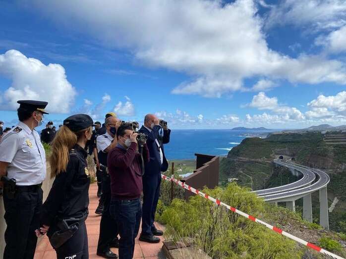 El delegado Anselmo Pestana visitó este miércoles el puesto de mando del operativo / @DgCanarias