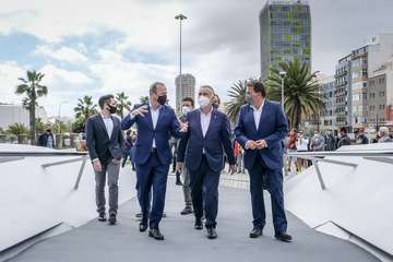  La pasarela â€˜Onda Atlánticaâ€™, el nuevo icono de la ciudad que une las dos orillas del istmo/Acfi Press.