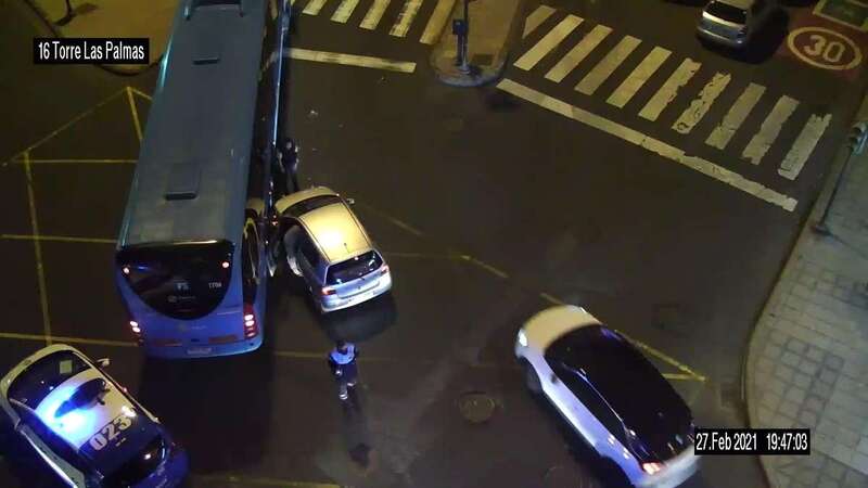 Imagen de una colisión ocurrida este sábado en la rotonda de entrada a los túneles de Julio Luego/Policía Local LPGC.