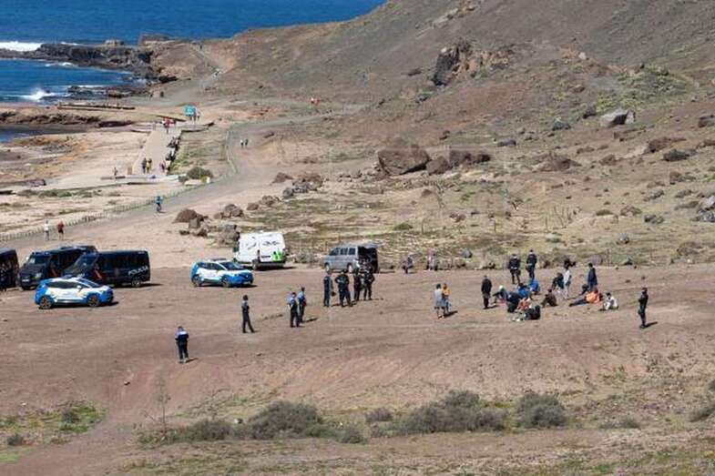 Imagen de 14 de la treintena de inmigrantes que pernoctaron el sábado en la playa de El Confital, en Las Palmas de Gran Canaria, y que han sido desalojados este domingo de ese lugar por agentes de la Policía Nacional y Policía Local/Quique Curbelo/EFE.