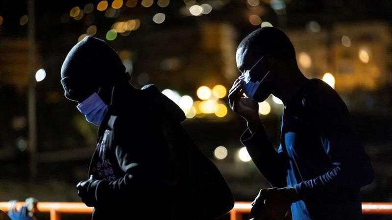 Dos de las 51 personas rescatadas de un cayuco al sur de Gran Canaria, a su llegada a Arguineguín/EFE/ Ángel Medina G.