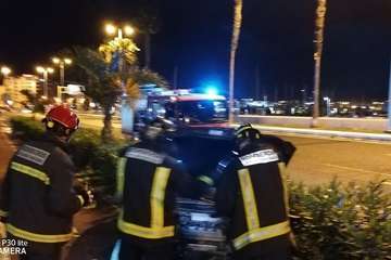 Un vehículo invade una zona ajardinada en la Avenida Marítima/Bomberos de LPGC.