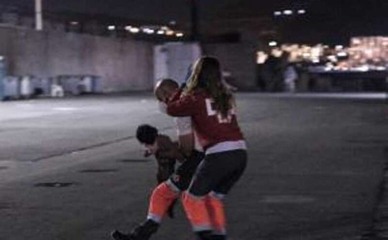 La niña fe atendida en el muelle tras llegar en patera/EFE.