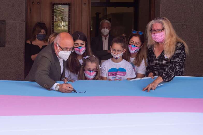 Momento de la firma de la bandera trans por el presidente del Cabildo de Gran Canaria/TA.