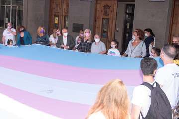 Gran Canaria firma la bandera trans que recorrerá España en apoyo a las reivindicaciones del colectivo/TA.