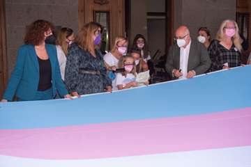 Gran Canaria firma la bandera trans que recorrerá España en apoyo a las reivindicaciones del colectivo/TA.