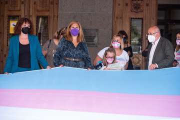 Gran Canaria firma la bandera trans que recorrerá España en apoyo a las reivindicaciones del colectivo/TA.