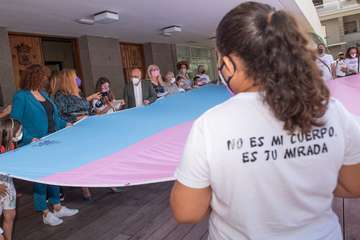 Gran Canaria firma la bandera trans que recorrerá España en apoyo a las reivindicaciones del colectivo/TA.