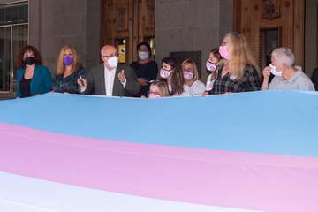Gran Canaria firma la bandera trans que recorrerá España en apoyo a las reivindicaciones del colectivo/TA.