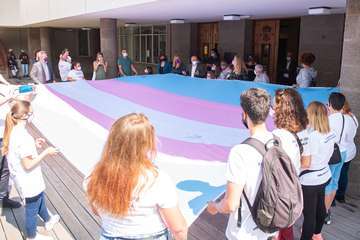 Gran Canaria firma la bandera trans que recorrerá España en apoyo a las reivindicaciones del colectivo/TA.