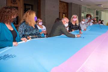 Gran Canaria firma la bandera trans que recorrerá España en apoyo a las reivindicaciones del colectivo/TA.