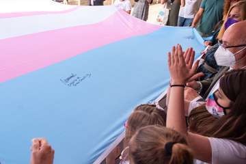 Gran Canaria firma la bandera trans que recorrerá España en apoyo a las reivindicaciones del colectivo/TA.