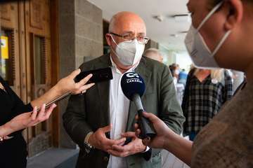 Gran Canaria firma la bandera trans que recorrerá España en apoyo a las reivindicaciones del colectivo/TA.