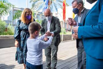 Gran Canaria firma la bandera trans que recorrerá España en apoyo a las reivindicaciones del colectivo/TA.