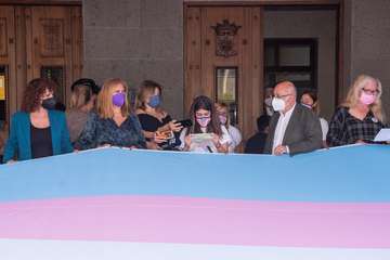 Gran Canaria firma la bandera trans que recorrerá España en apoyo a las reivindicaciones del colectivo/TA.