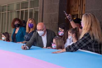 Gran Canaria firma la bandera trans que recorrerá España en apoyo a las reivindicaciones del colectivo/TA.