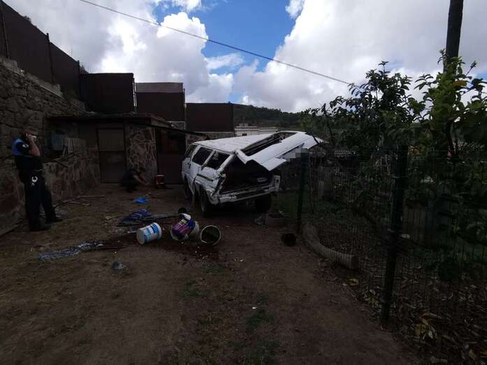 En la imagen el vehículo que se  precipitó/TA.