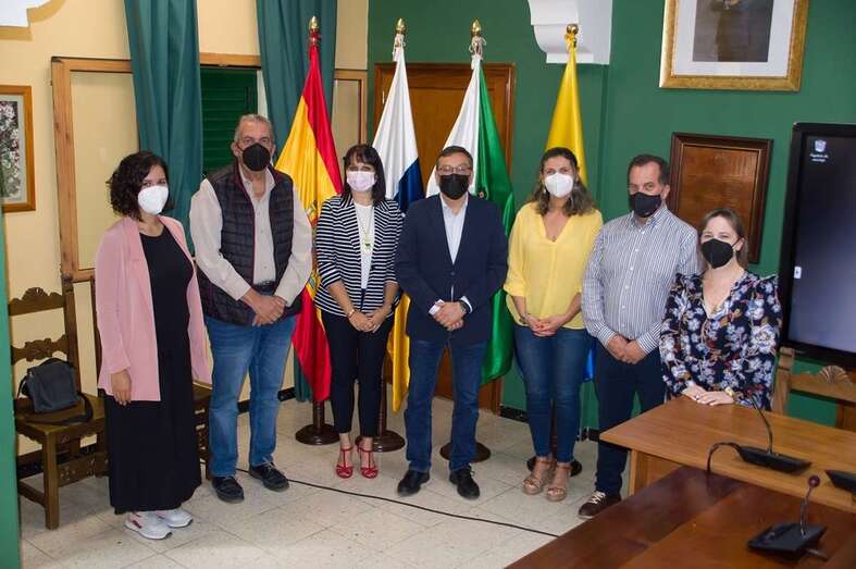 Leticia Ortega, arropada por sus compañeros tras su toma de posesión como concejala de Valsequillo / TA