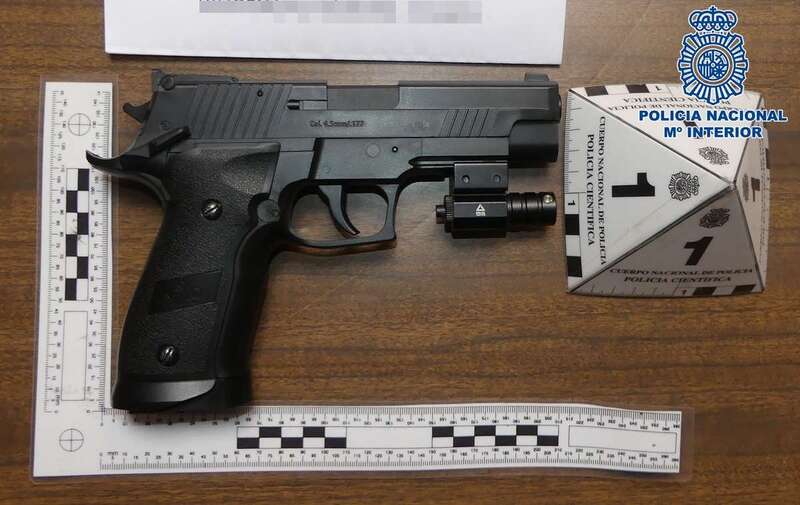 Pistola requisada al autor del atraco/TA.