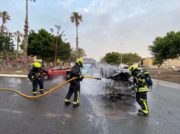 Los bomberos sofocaron el incendio/TA.