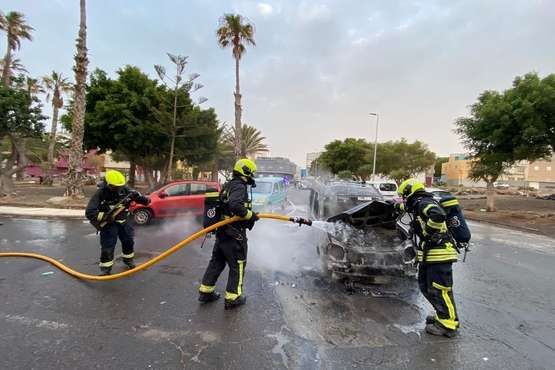 Arde un vehículo en El Cruce de Arinaga (Agüimes)/TA.