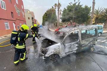 Arde un vehículo en El Cruce de Arinaga (Agüimes)/TA.