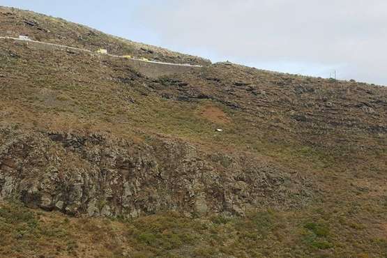  Fallece el conductor del vehículo que se precipitó por un barranco en Gáldar/Galdaraldia.