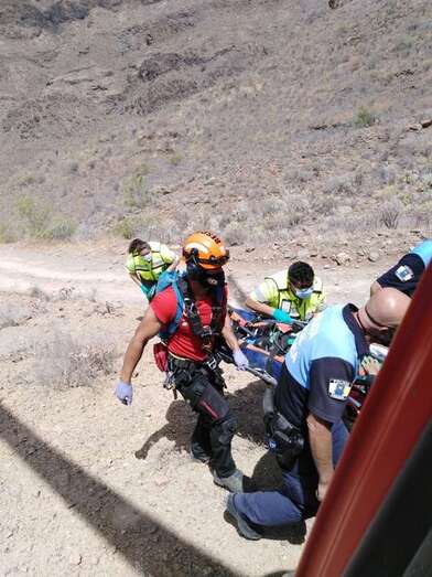 Momento del traslado del ciclista herido/TA.
