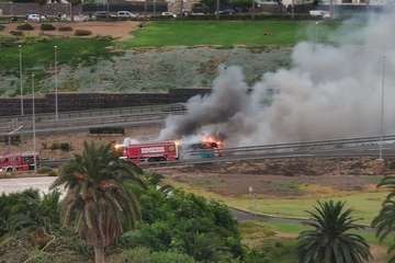 Arde una guagua de Global en la capital grancanaria/TA.