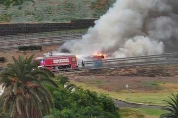 Arde una guagua de Global en la capital grancanaria/TA.