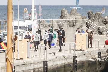  Nueve polizones senegaleses llegan al puerto de Las Palmas en un barco remolcado/Acfi Press.