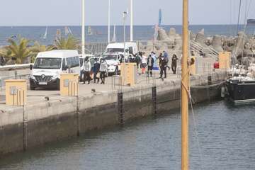 Nueve polizones senegaleses llegan al puerto de Las Palmas en un barco remolcado/Acfi Press.