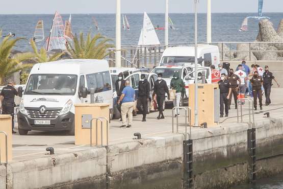  Nueve polizones senegaleses llegan al puerto de Las Palmas en un barco remolcado/Acfi Press.