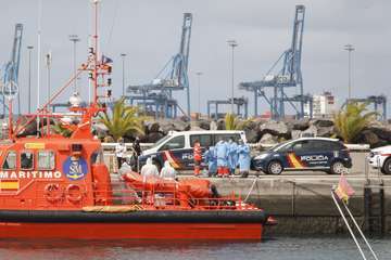  Nueve polizones senegaleses llegan al puerto de Las Palmas en un barco remolcado/Acfi Press.