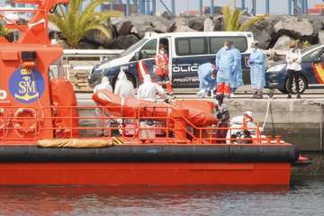  Nueve polizones senegaleses llegan al puerto de Las Palmas en un barco remolcado/Acfi Press.