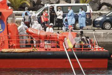 Nueve polizones senegaleses llegan al puerto de Las Palmas en un barco remolcado/Acfi Press.