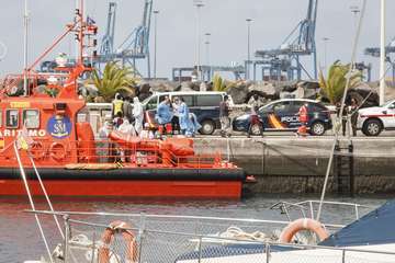  Nueve polizones senegaleses llegan al puerto de Las Palmas en un barco remolcado/Acfi Press.