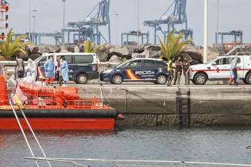  Nueve polizones senegaleses llegan al puerto de Las Palmas en un barco remolcado/Acfi Press.