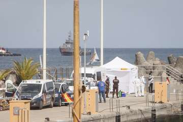  Nueve polizones senegaleses llegan al puerto de Las Palmas en un barco remolcado/Acfi Press.