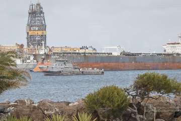  Nueve polizones senegaleses llegan al puerto de Las Palmas en un barco remolcado/Acfi Press.