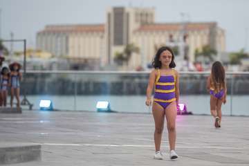 El color y la luminosidad de la firma de baño infantil LadyBugÂ´s abre la pasarela de Summerland/TA.