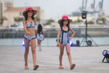 El color y la luminosidad de la firma de baño infantil LadyBugÂ´s abre la pasarela de Summerland/TA.