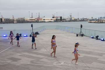 El color y la luminosidad de la firma de baño infantil LadyBugÂ´s abre la pasarela de Summerland/TA.