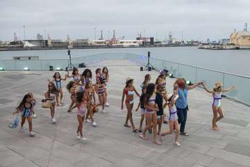 El color y la luminosidad de la firma de baño infantil LadyBugÂ´s abre la pasarela de Summerland/TA.