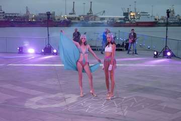 Las firmas de Moda Cálida brillan en la pasarela del Summerland con sus apuestas para este verano/TA.