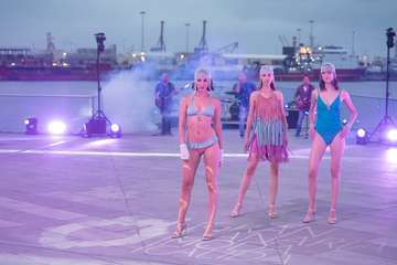 Las firmas de Moda Cálida brillan en la pasarela del Summerland con sus apuestas para este verano/TA.