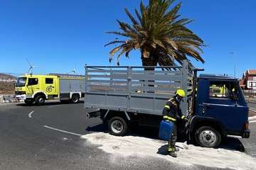  Sin heridos en el vuelco de un camión en Vecindario/TA.