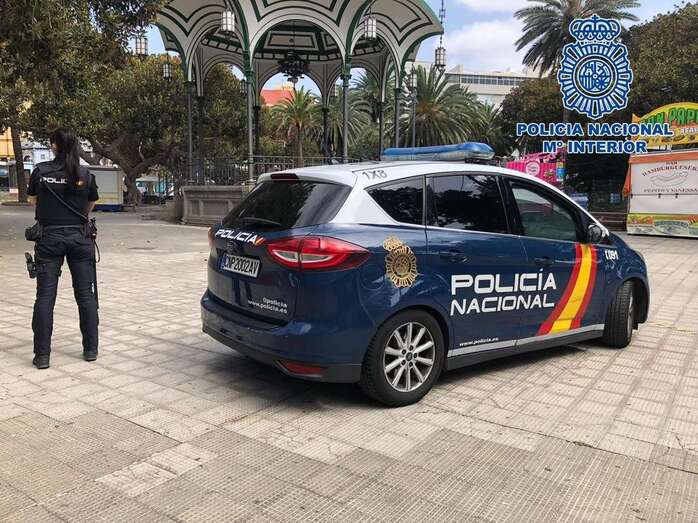 Agentes y coche patrulla de la Policía Nacional/CNP.