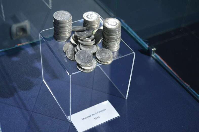 Monedas de cinco pesetas que se muestran en la exposición/TA.