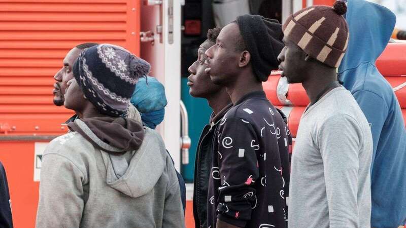 Rescate de once subsaharianos a 5 kilómetros de Gran Canaria/Ángel Medina/EFE.